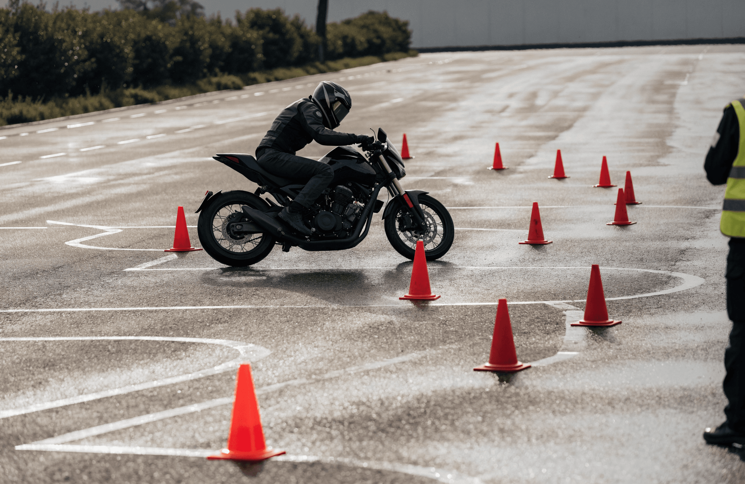 Motorradtraining auf dem Übungsplatz: Fahrübung im Slalom zwischen Pylonen.